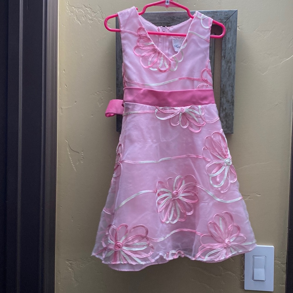 Beautiful little girls dress, slight damage this is why it’s discounted.